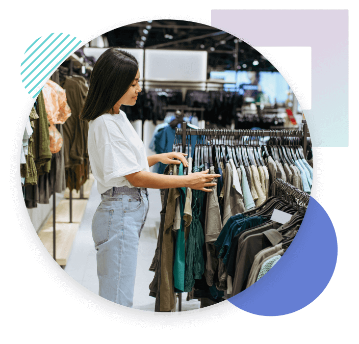 mujer en una tienda comprando ropa