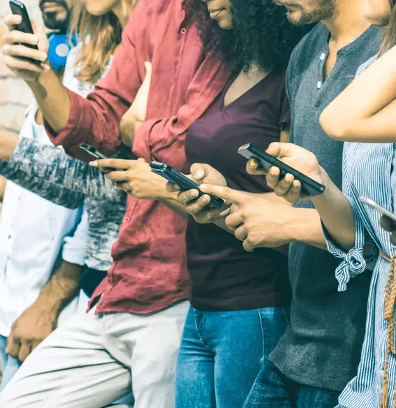personas mirando el móvil