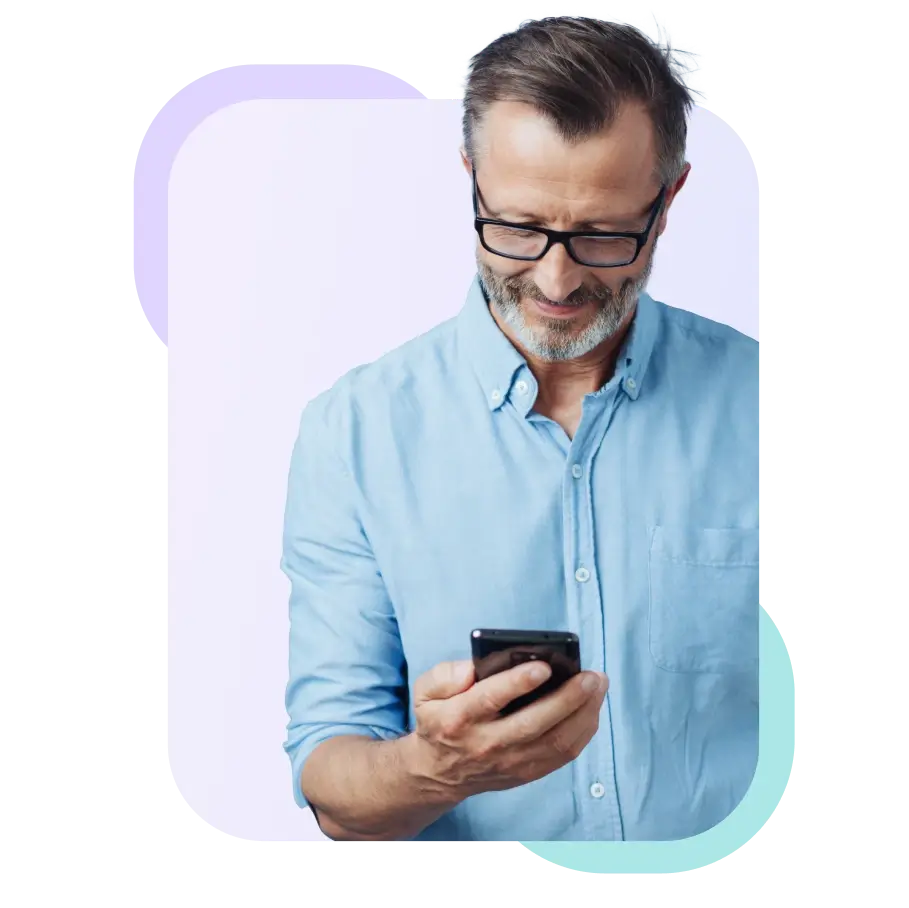 hombre mirando el móvil